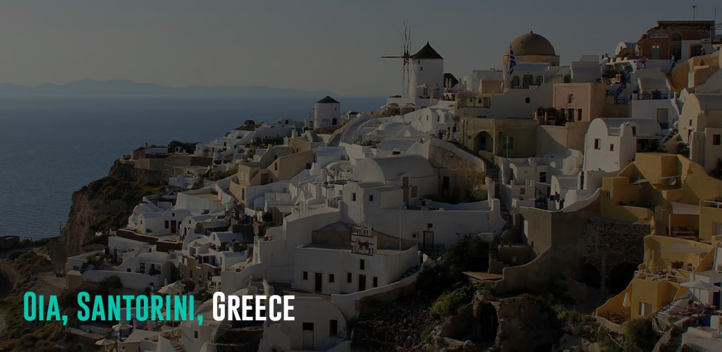 the famous architectural style of Santorini buildings