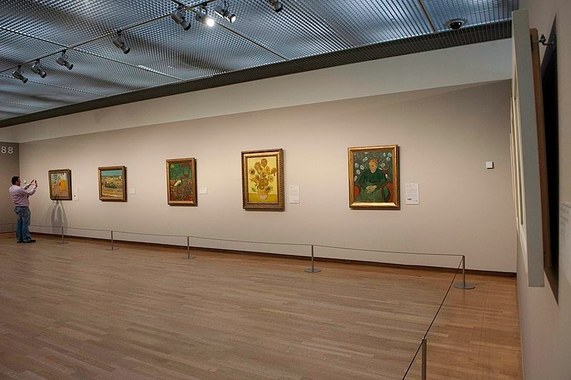 File:WLANL - wikiphotophile - Fotograaf in Van Gogh Museum (2).jpg